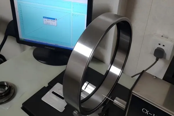 Dimension measuring for full complement cylindrical roller bearing
