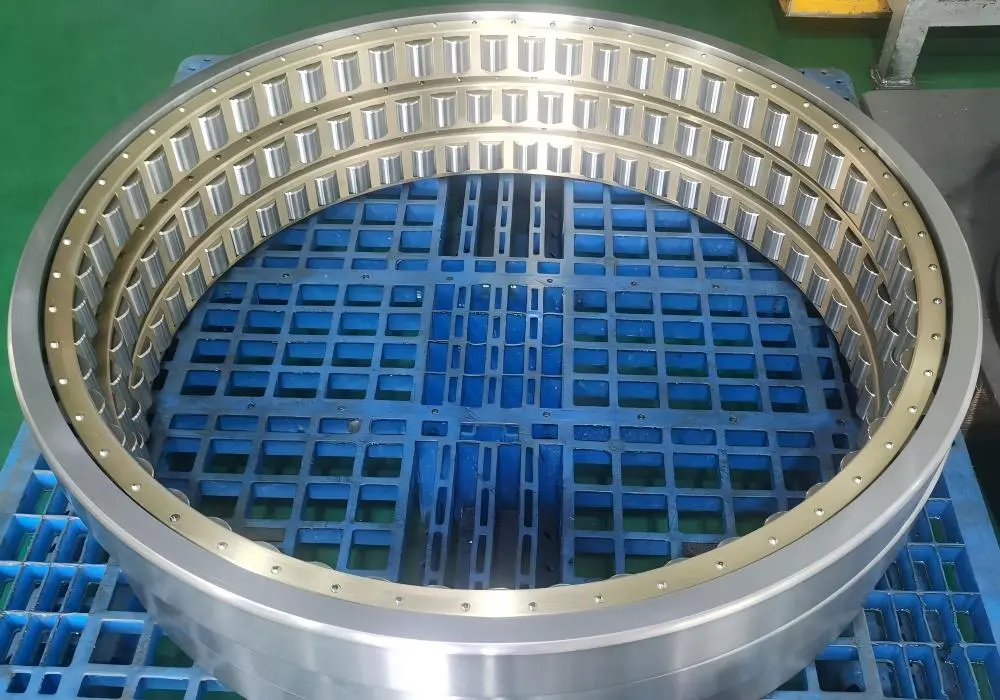 Single row cylindrical roller bearing with brass cage