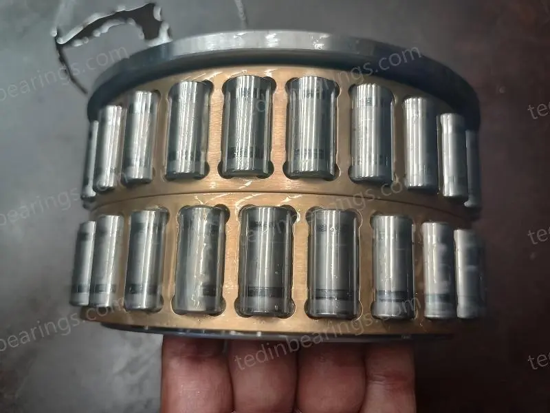 Customer-provided bearing inspection photo showing roller surface contact fatigue marks after 2700 hours
