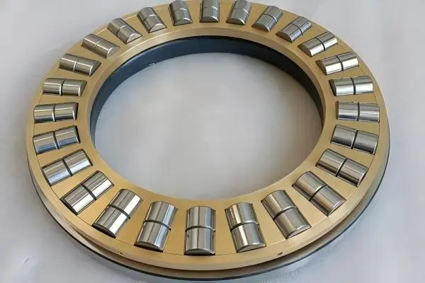 Roller and cage assembly of a cylindrical roller thrust bearing
