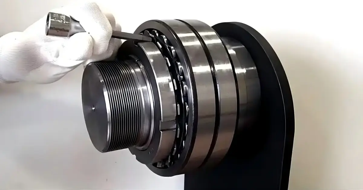 Tapered bore spherical roller bearing with an adapter sleeve and locknut